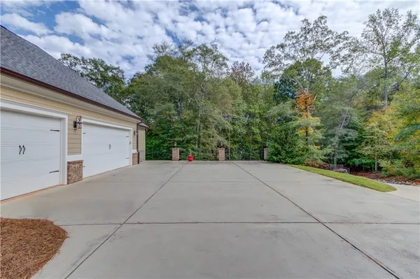 $899,900 | 624 Skyland Drive, Hoschton, GA 30548