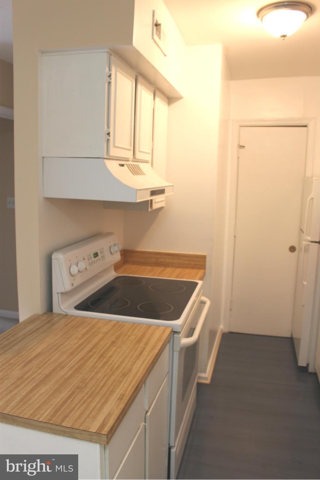 5905 E Kingsford Road, Unit 388 Springfield, VA 22152 - Photo 10 of 26 Kitchen