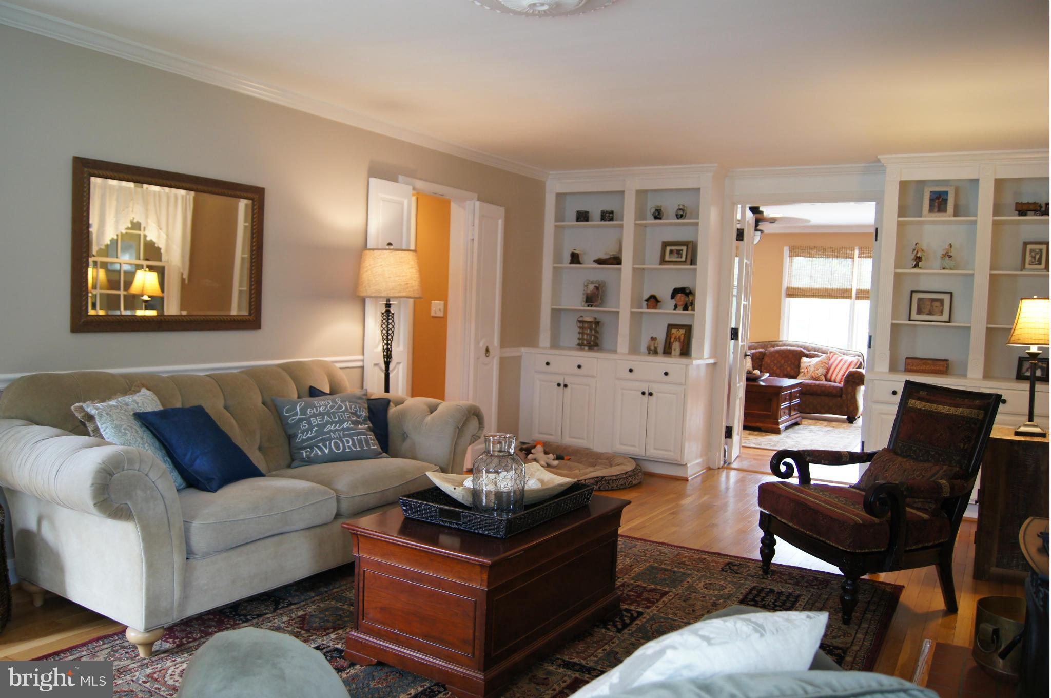 808 Chumleigh Road Baltimore, MD 21212 - Photo 11 of 30 Built-in bookcases