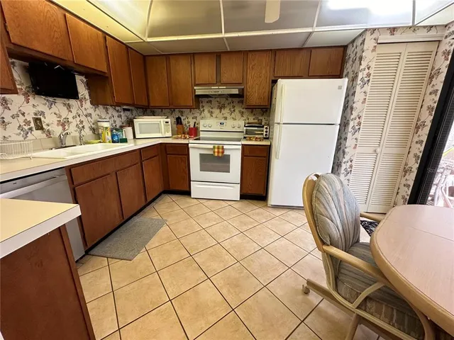 $1,995 | 1647 Brookhouse Court, Unit 246, Sarasota, FL 34231