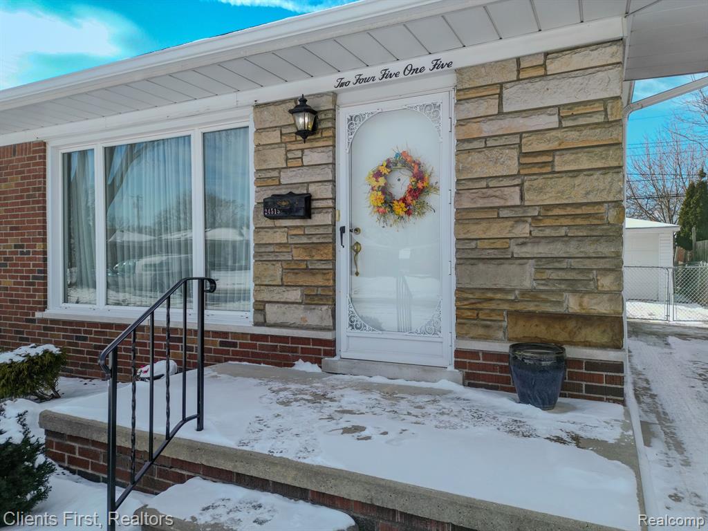 24515 Ridgecroft Avenue Eastpointe, MI 48021 - Photo 6 of 44
