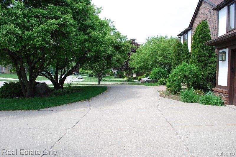 25360 Rutledge Crossing Farmington, MI 48335 - Photo 3 of 25 Horseshoe Driveway
