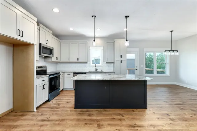 $419,999 | 1515 Northwest Whispering Court, Grain Valley, MO 64029