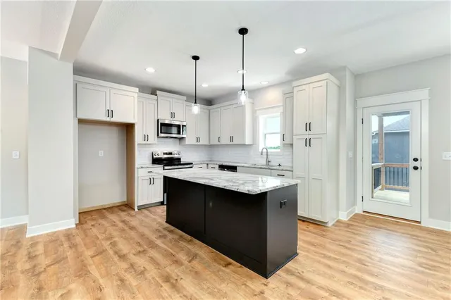 $419,999 | 1515 Northwest Whispering Court, Grain Valley, MO 64029