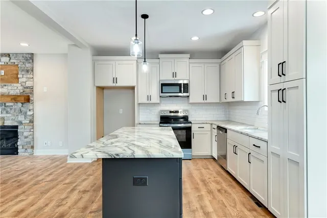 $419,999 | 1515 Northwest Whispering Court, Grain Valley, MO 64029