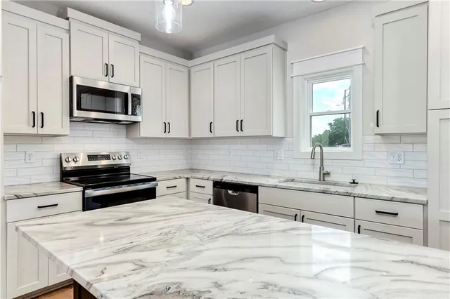 $419,999 | 1515 Northwest Whispering Court, Grain Valley, MO 64029