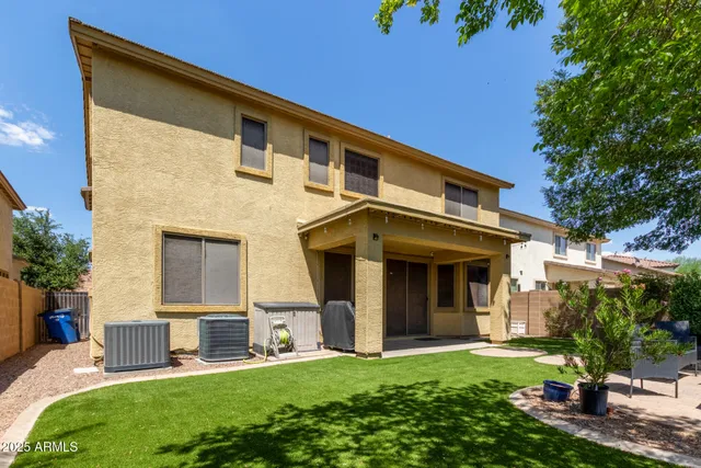 a view of a front of house with a yard