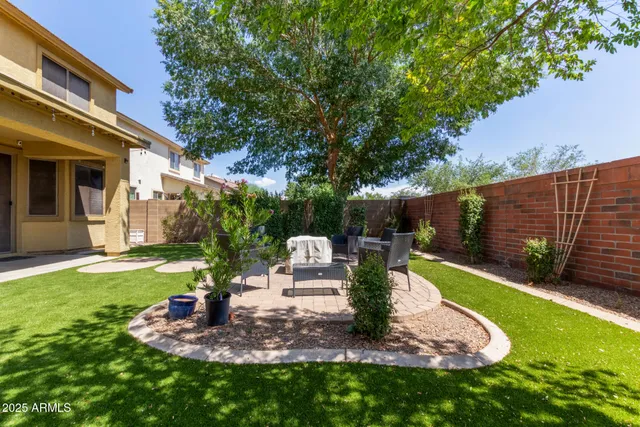 a view of a house with backyard