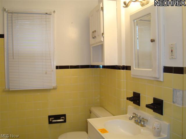 1099 Gordon Road Lyndhurst, OH 44124 - Photo 10 of 25 Full Bath, 1st Floor
