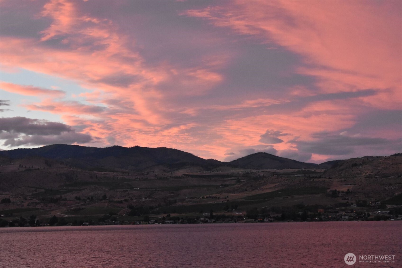 2650 South Lakeshore Road Chelan, WA 98816 - Photo 7 of 10 a view of mountain and sunset