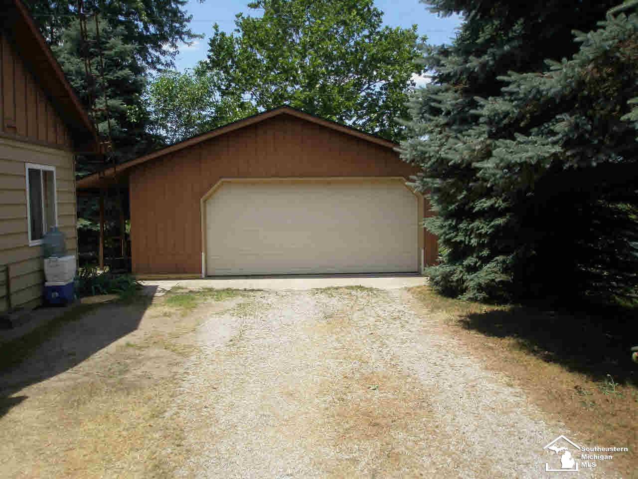 9625 Minx Road Temperance, MI 48182 - Photo 2 of 5 2.5 CAR GARAGE