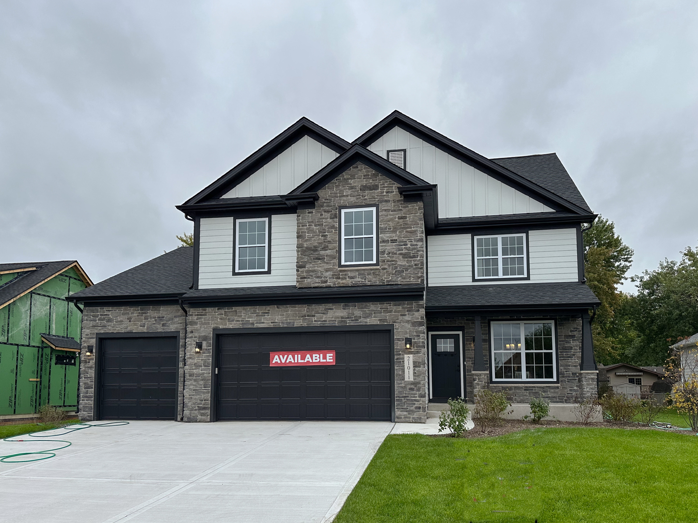 21011 South Lakewoods Ln