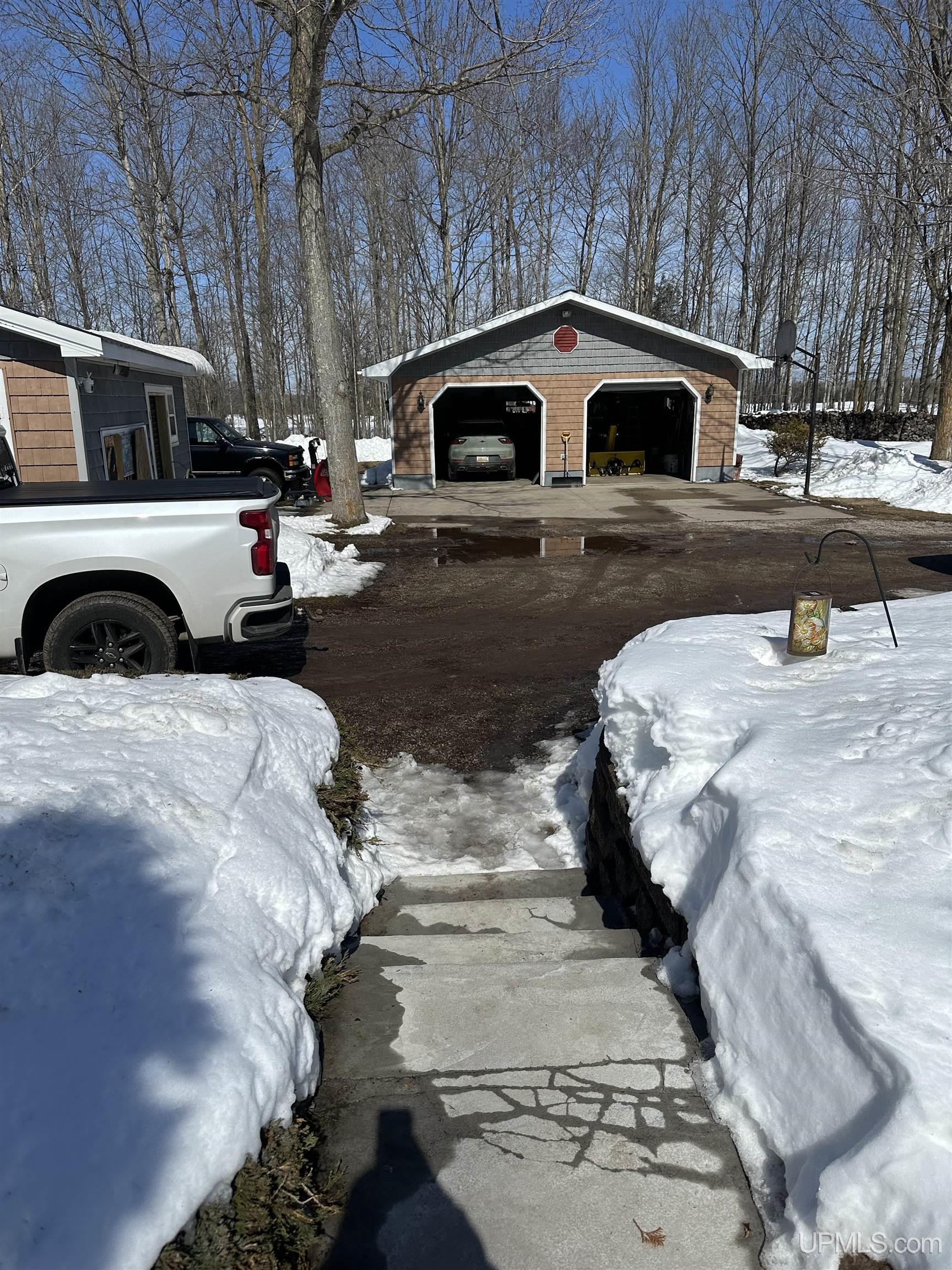 3917 21st Road Gladstone, MI 49837 - Photo 3 of 14 Gallery Image 3