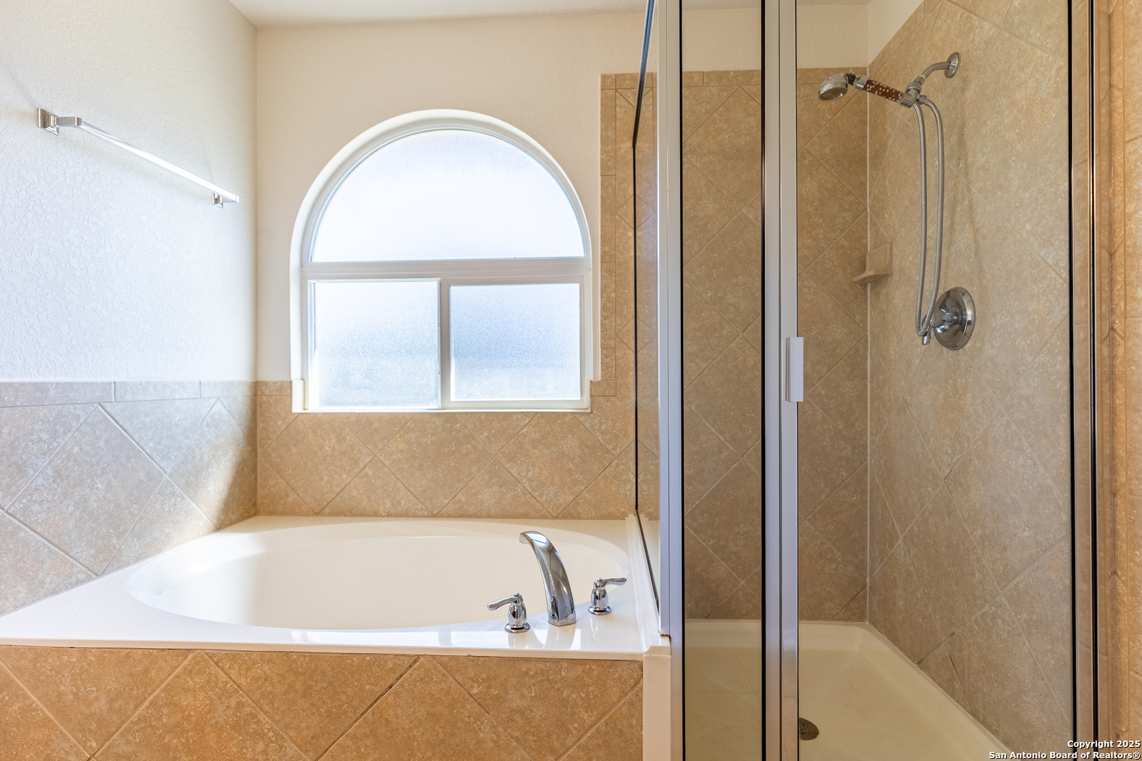 3013 Muntjac Schertz, TX 78154 - Photo 24 of 40 a bathroom with a bathtub