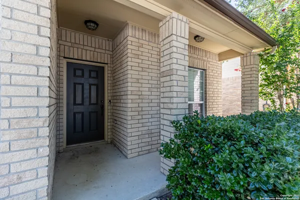 a view of entryway with outdoor space