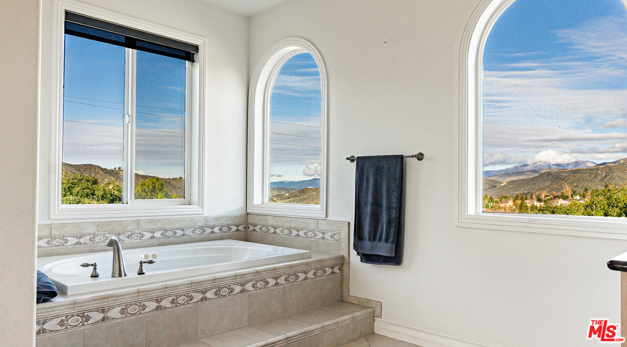 8321 Overview Court Yucaipa, CA 92399 - Photo 39 of 75 a bath tub sitting next to a window