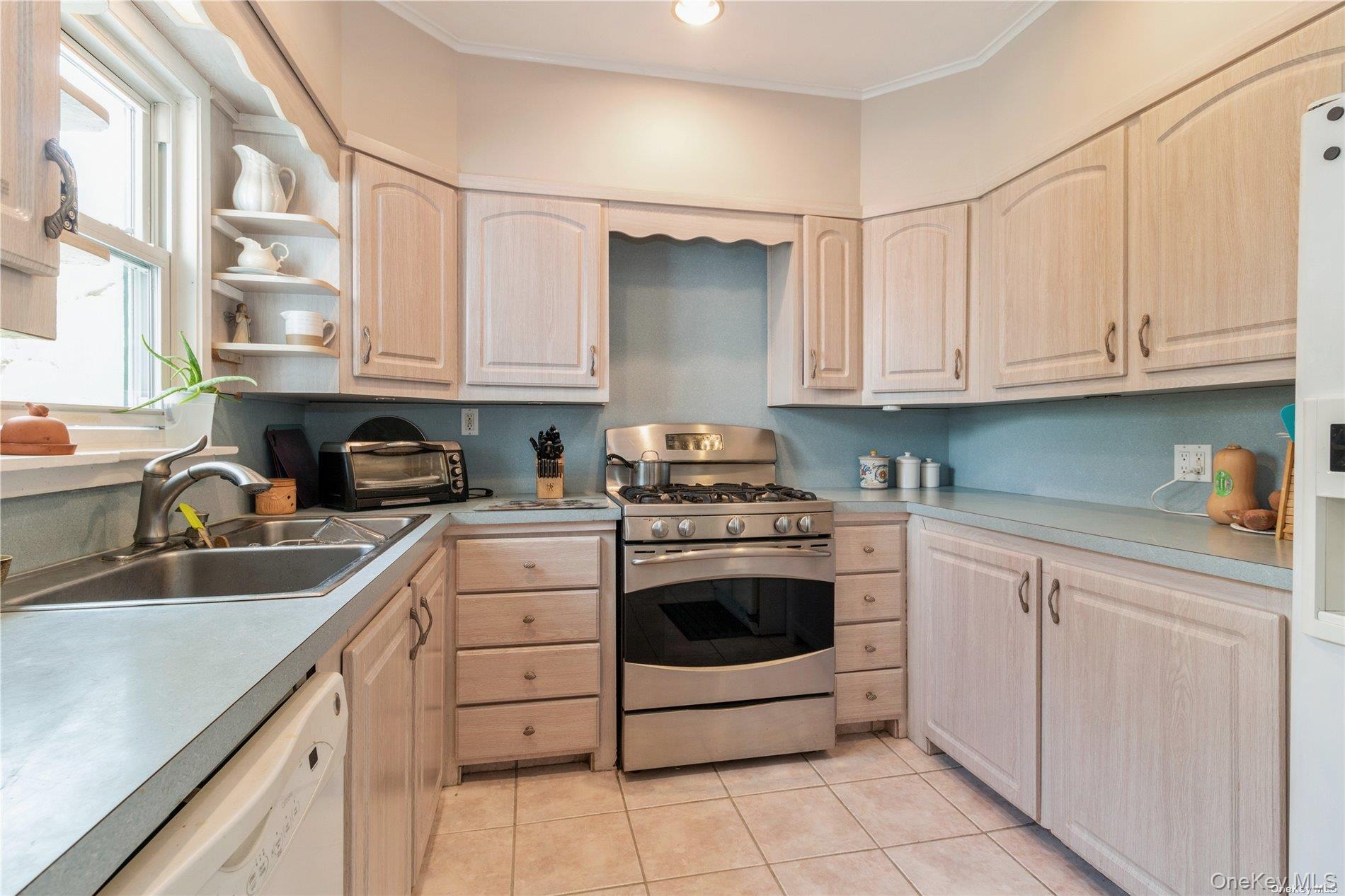 695 Rogers Road Southold, NY 11971 - Photo 8 of 20