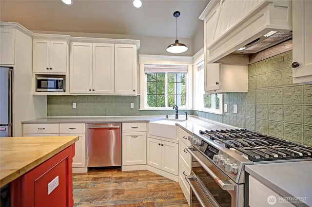 $1,070,000 | 870 Cedar Lane, Camano Island, WA 98282