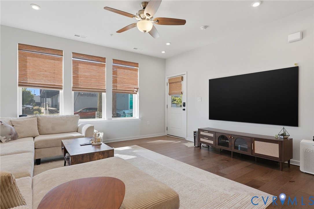 1900 Roseneath Road, Unit 4B Richmond, VA 23230 - Photo 4 of 44 a living room with furniture and a flat screen tv