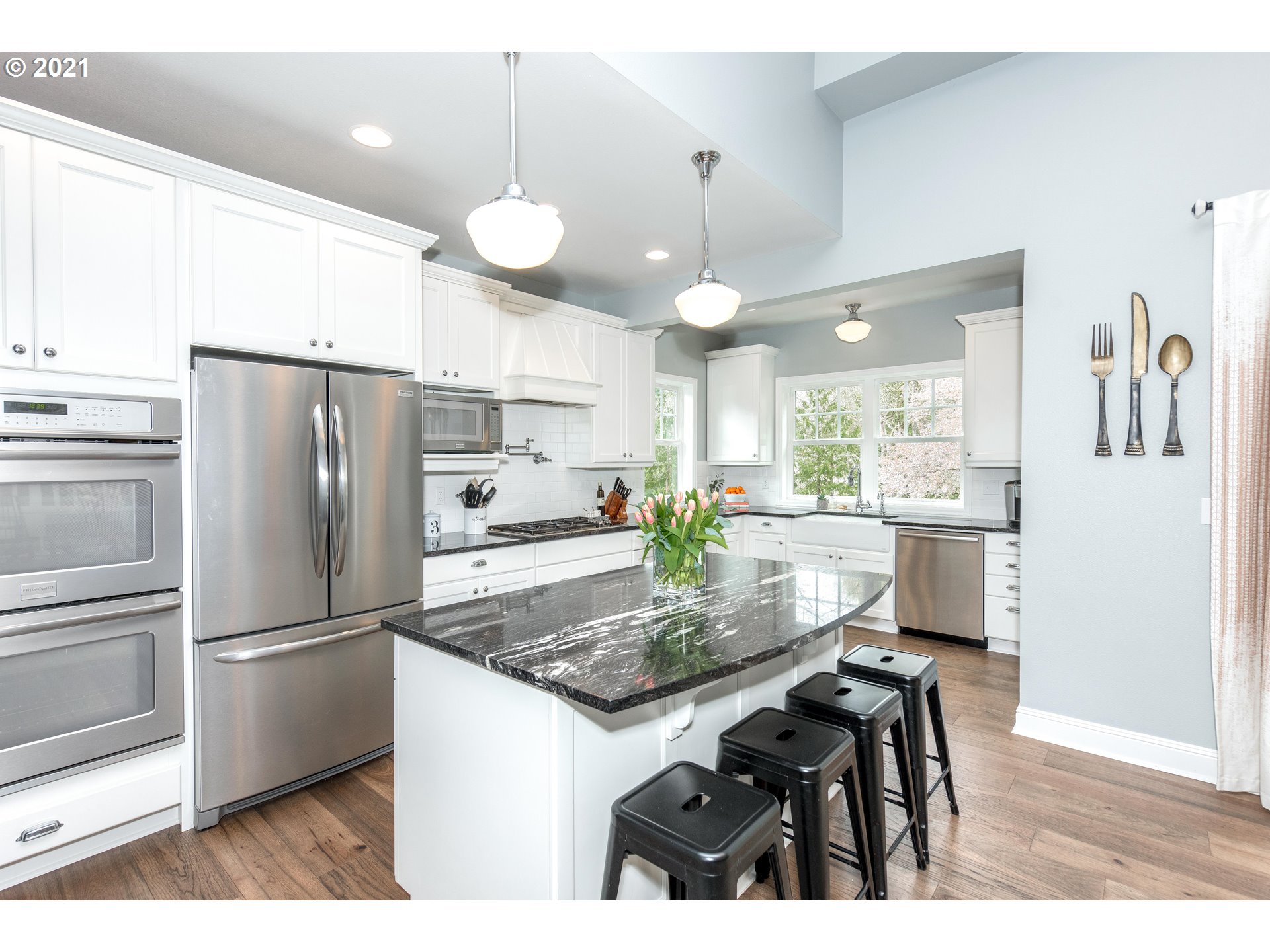 2925 Southwest Ridgewood Avenue Portland, OR 97225 - Photo 3 of 30 Gallery Image 3