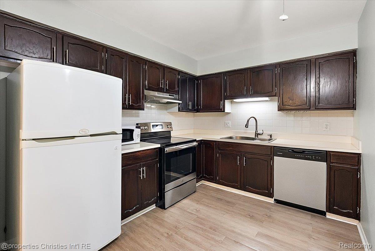 880 North Adams Road, Unit 6 Birmingham, MI 48009 - Photo 9 of 21 12-880 N Adams-12.jpg
