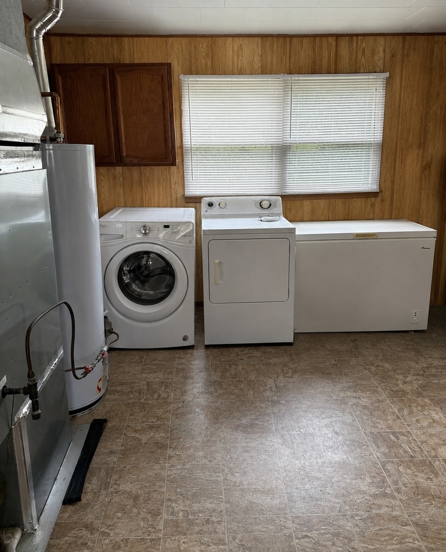 407 Middleton Street Iuka, IL 62849 - Photo 9 of 14 a utility room with dryer and washer