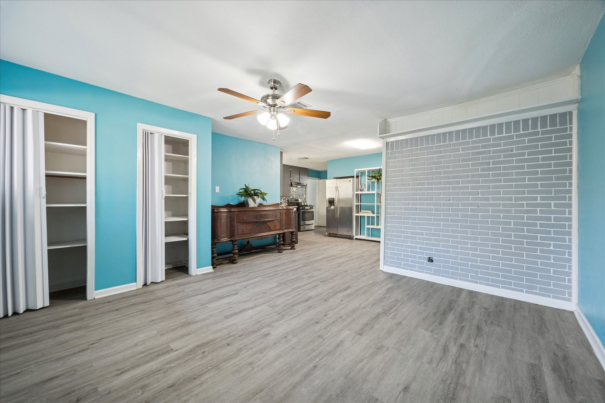 329 Robin Street Deer Park, TX 77536 - Photo 11 of 30 a view of a livingroom with furniture and a ceiling fan