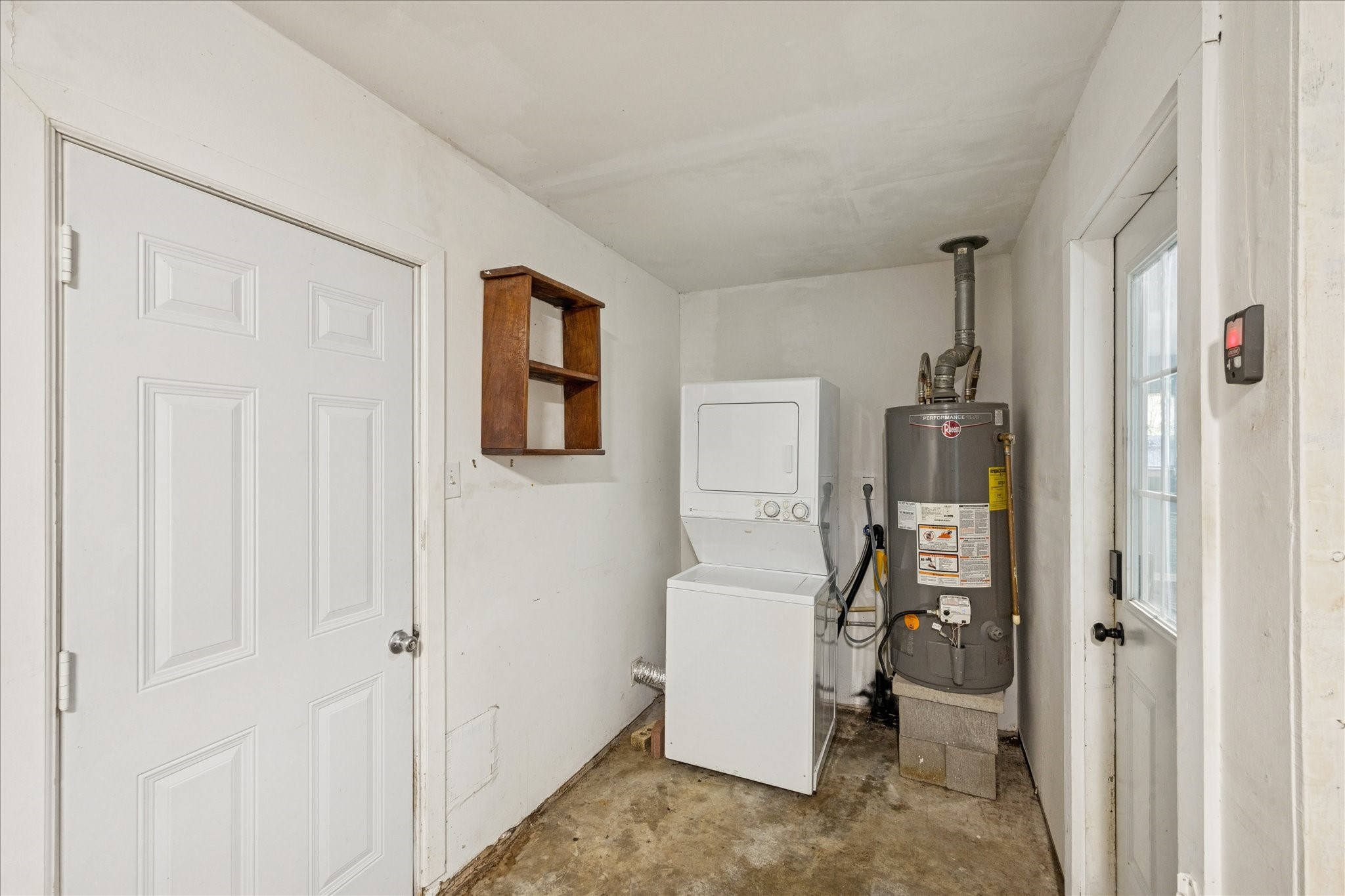 329 Robin Street Deer Park, TX 77536 - Photo 24 of 30 a view of a hallway with bathroom and a sink