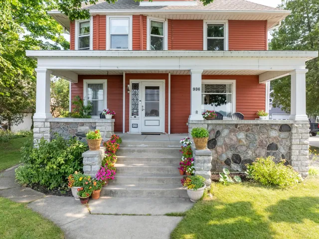 $849,900 | 936 Memorial Drive, Sturgeon Bay, WI 54235