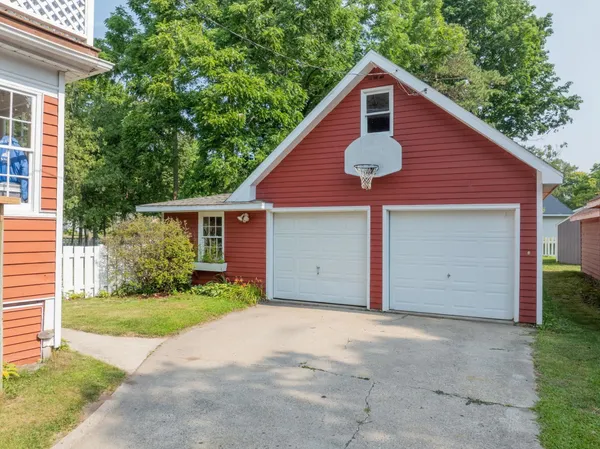 $825,000 | 936 Memorial Drive, Sturgeon Bay, WI 54235