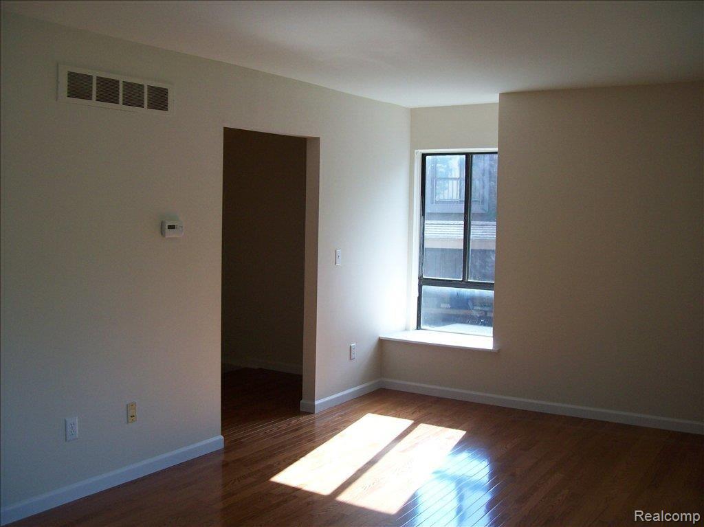 661 Oakbrook West, Unit 10 Rochester, MI 48307 - Photo 11 of 20 LIVING ROOM