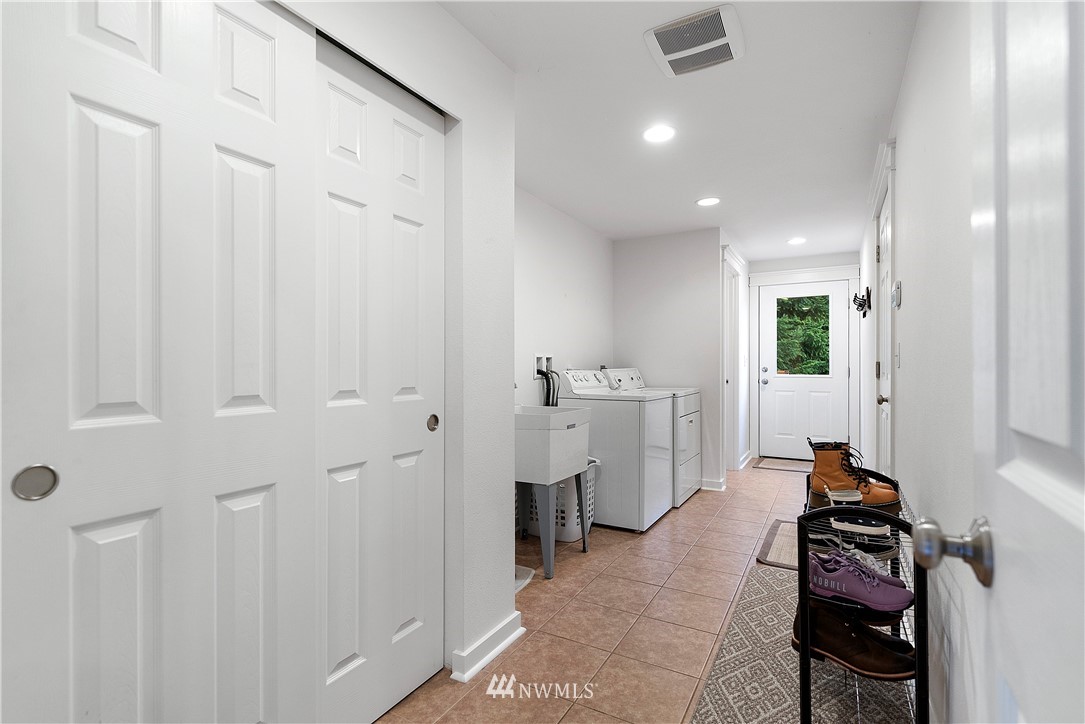 14817 South Tilley Road Tenino, WA 98589 - Photo 24 of 38 a view of a hallway with workspace and a window