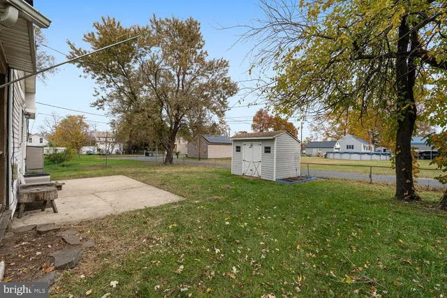 a view of a house with backyard and tree s