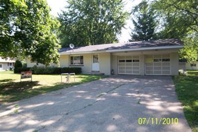 810 South Douglas Avenue Three Rivers, MI 49093 - Photo 1 of 8 Primary Photo