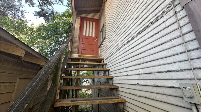 a view of entryway with front of house