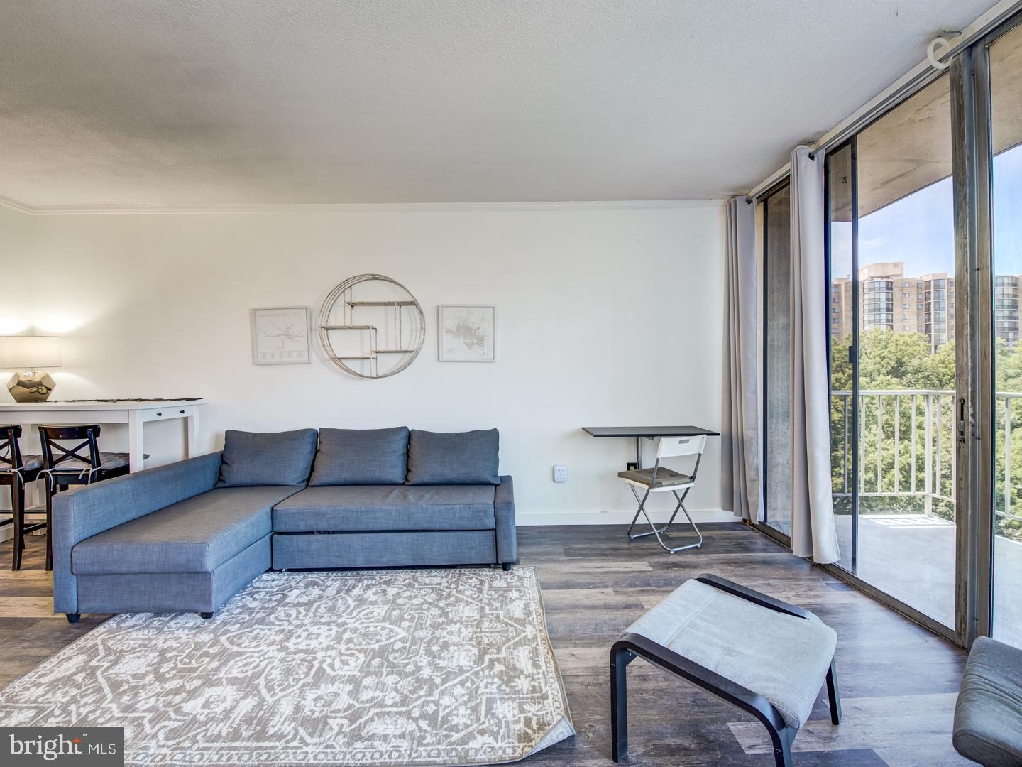 2059 Huntington Avenue, Unit 1602 Alexandria, VA 22303 - Photo 11 of 31 a living room with furniture and a window