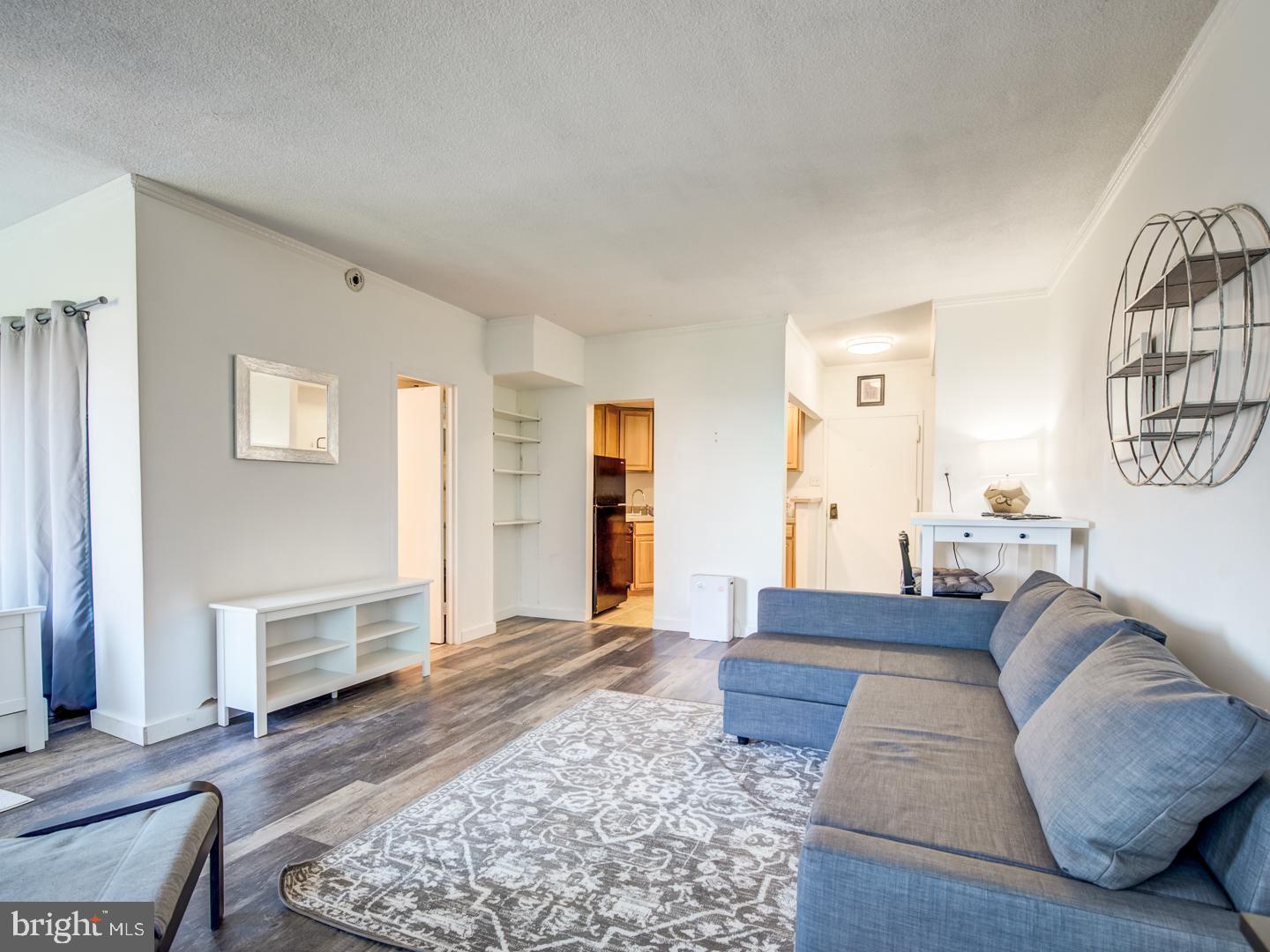 2059 Huntington Avenue, Unit 1602 Alexandria, VA 22303 - Photo 12 of 31 a living room with furniture and wooden floor