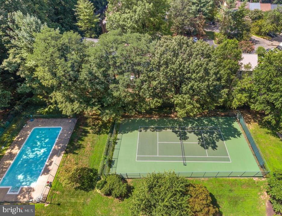 2059 Huntington Avenue, Unit 1602 Alexandria, VA 22303 - Photo 29 of 31 a view of a yard