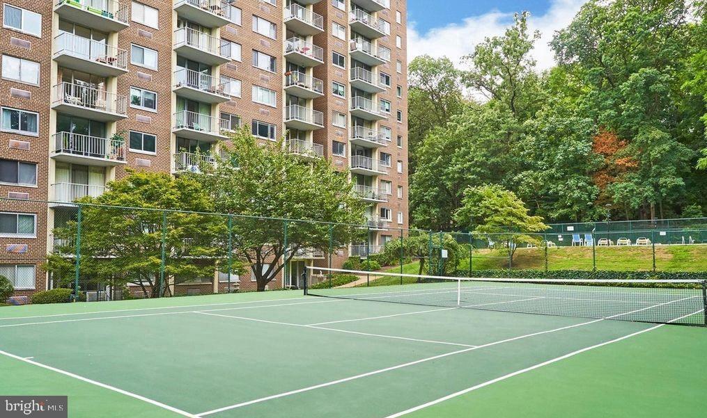 2059 Huntington Avenue, Unit 1602 Alexandria, VA 22303 - Photo 30 of 31 a view of a tennis court