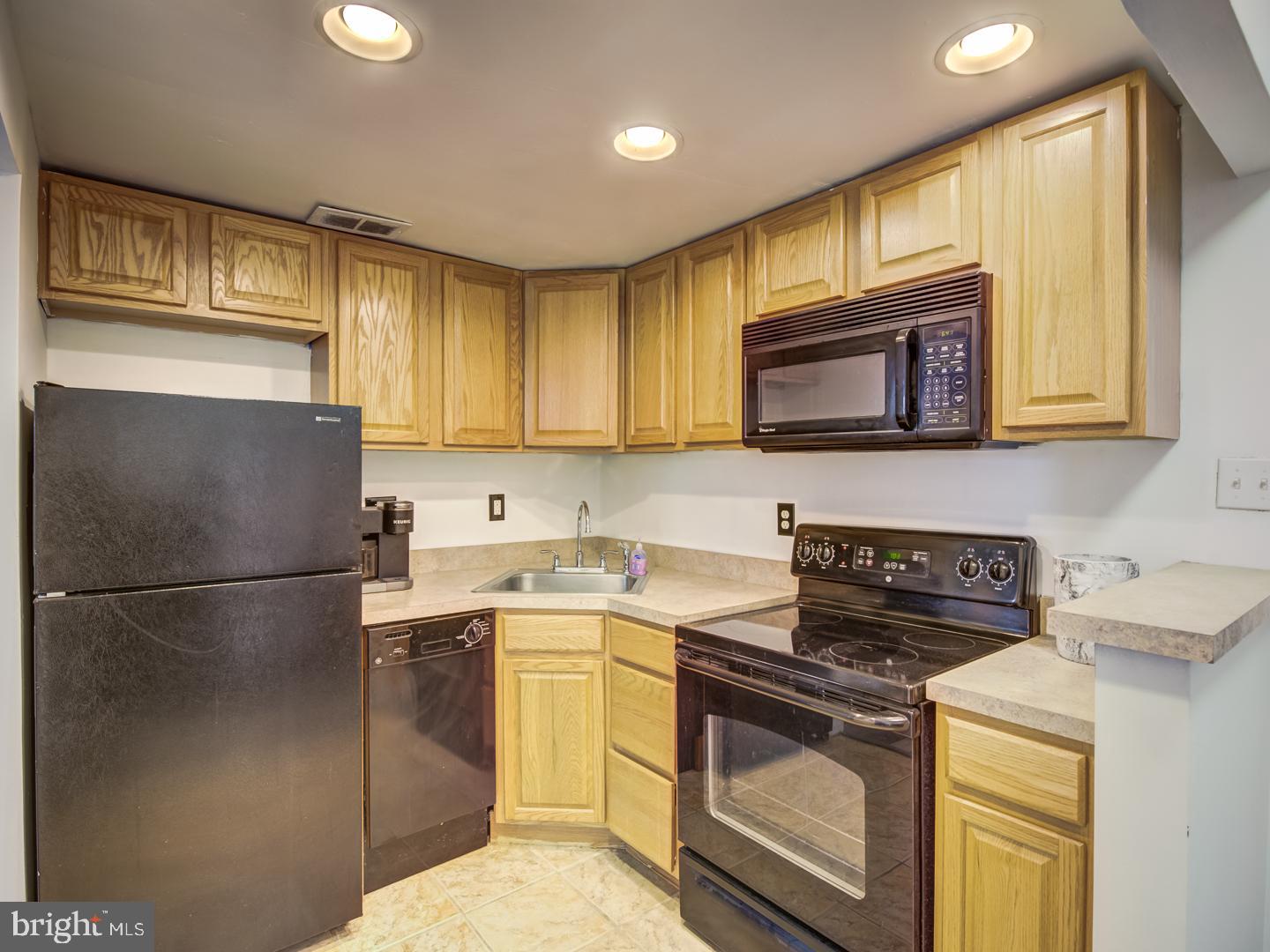 2059 Huntington Avenue, Unit 1602 Alexandria, VA 22303 - Photo 4 of 31 a kitchen with a stove microwave and refrigerator