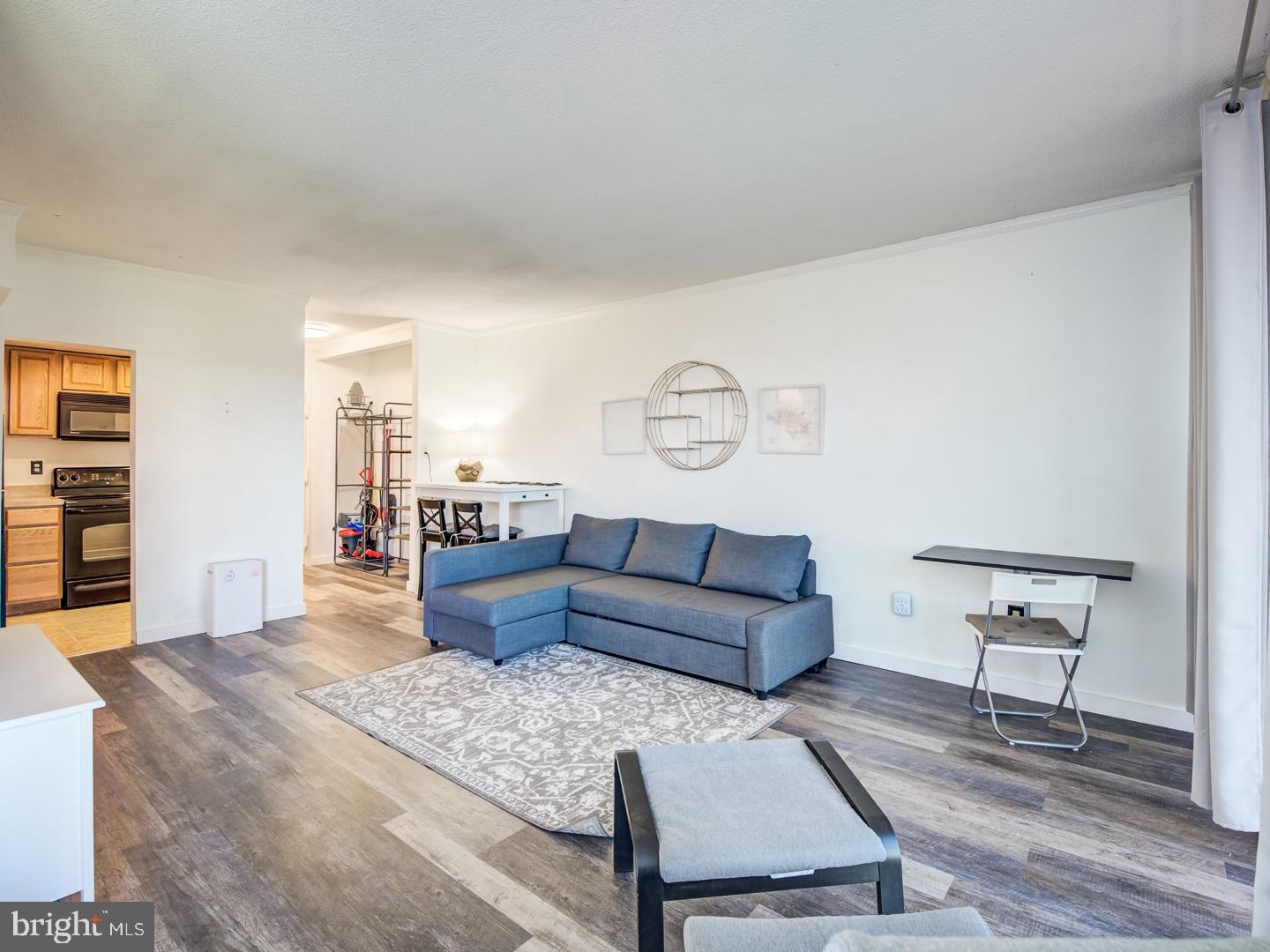 2059 Huntington Avenue, Unit 1602 Alexandria, VA 22303 - Photo 10 of 31 a living room with furniture and wooden floor