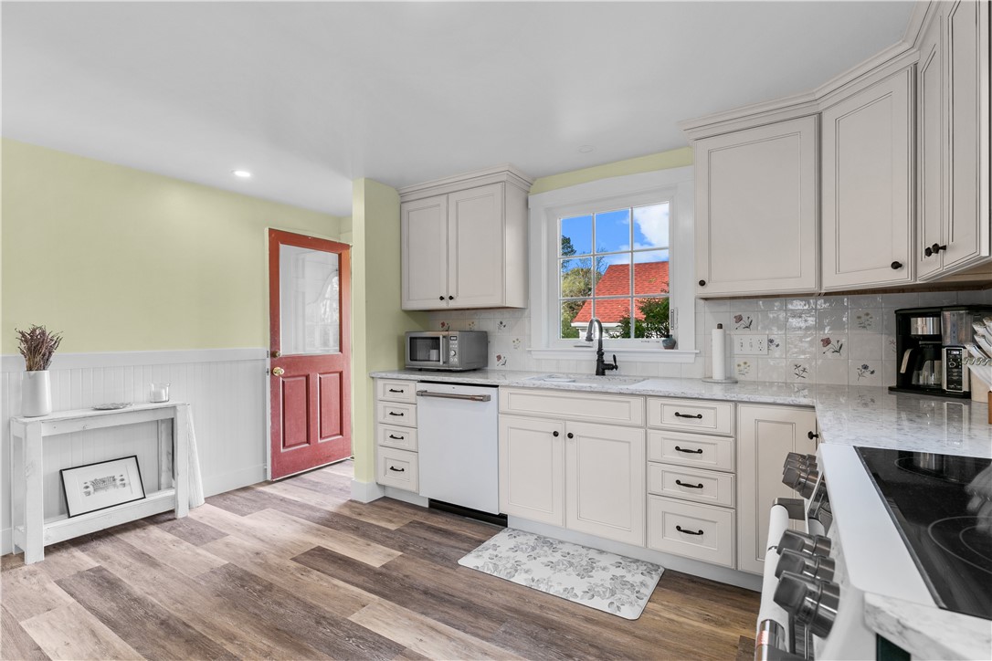 72 Kane Avenue Middletown, RI 02842 - Photo 3 of 26