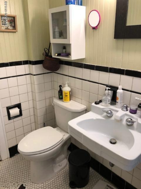 1461 Ridge Avenue Muskegon, MI 49441 - Photo 20 of 34 Bathroom