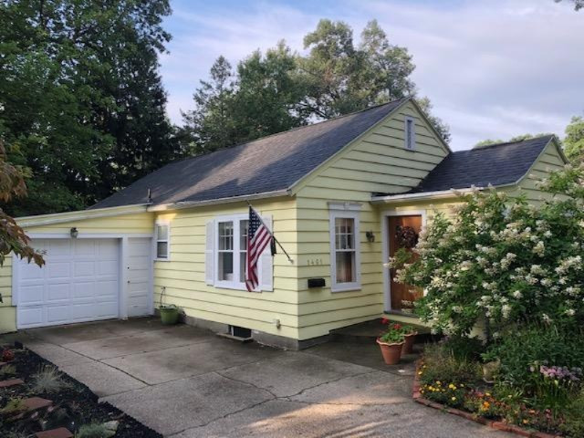 1461 Ridge Avenue Muskegon, MI 49441 - Photo 2 of 34 IMG_3876