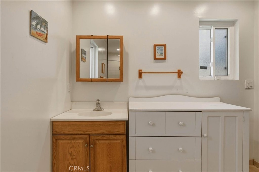 10225 Foster Road Downey, CA 90242 - Photo 20 of 34 primary bath