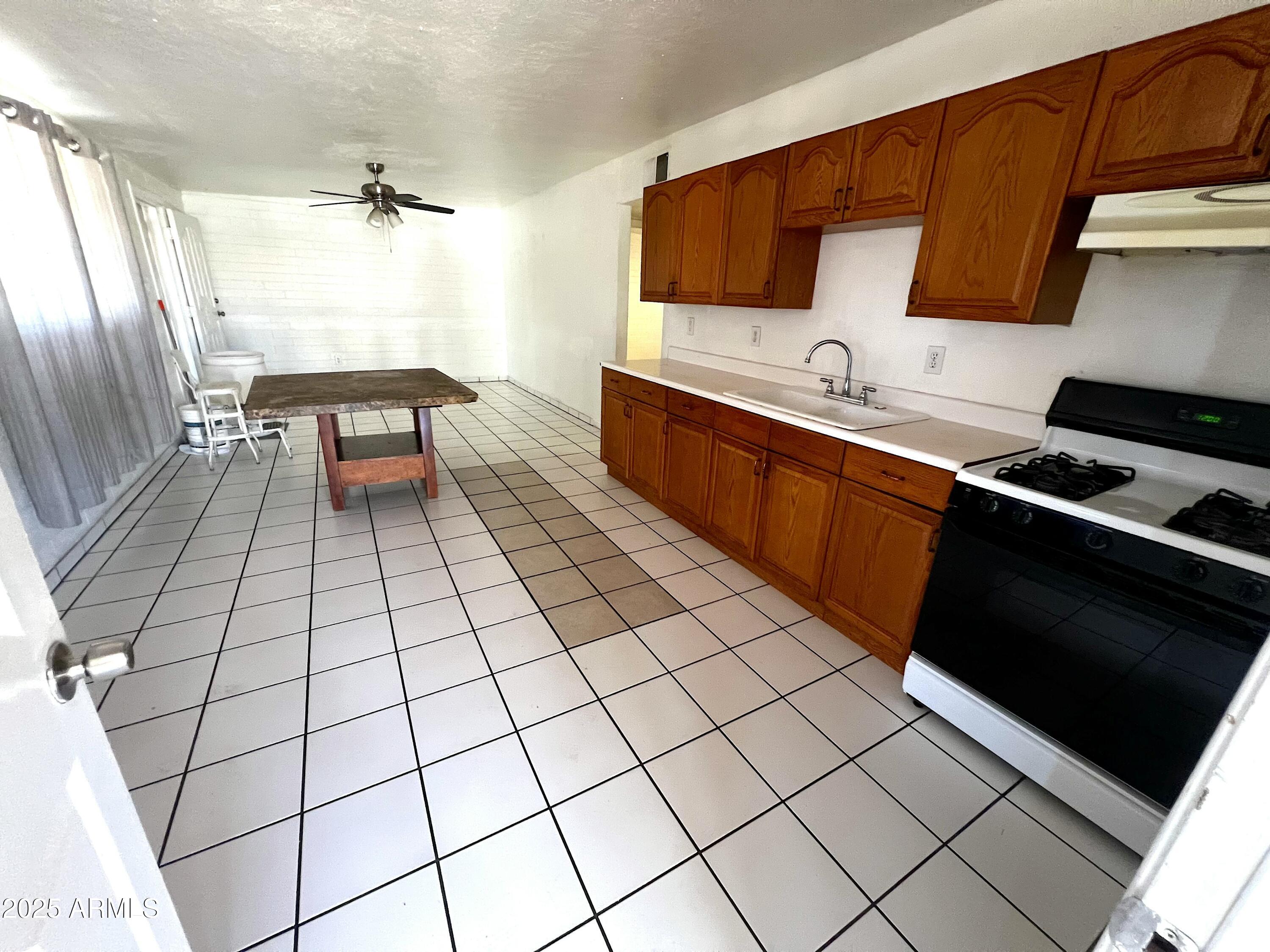 3905 West Almeria Road Phoenix, AZ 85009 - Photo 4 of 12 IMG_6320
