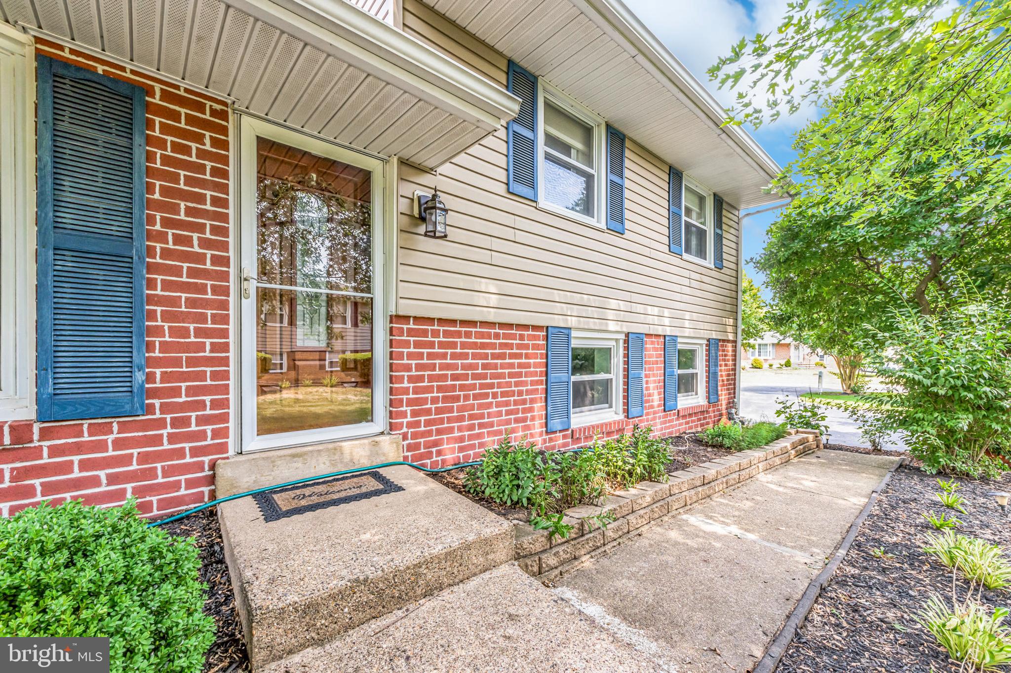 709 Windsor Place Wallingford, PA 19086 - Photo 2 of 35