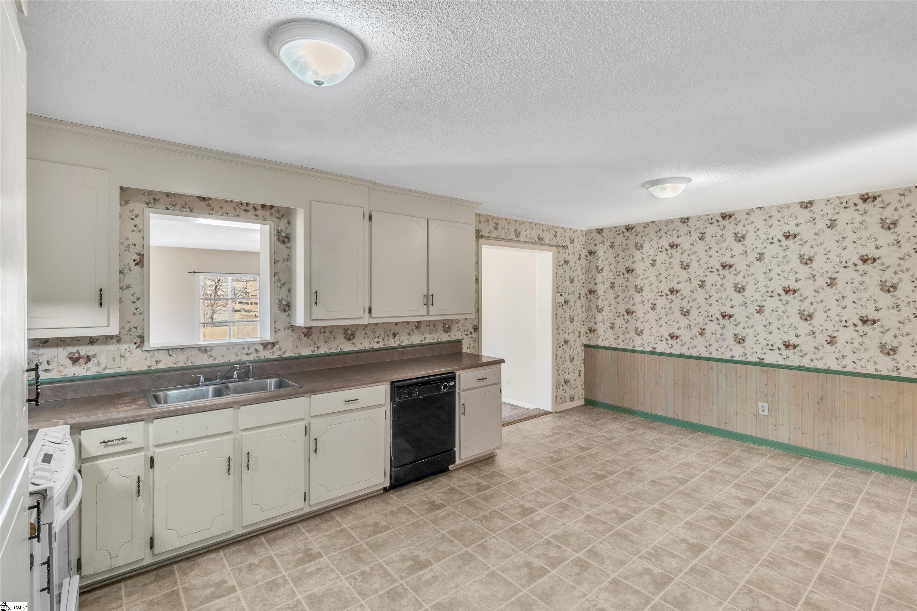 125 State Rd S-42-8392 Boiling Springs, SC 29316 - Photo 6 of 24 Gallery Image 6