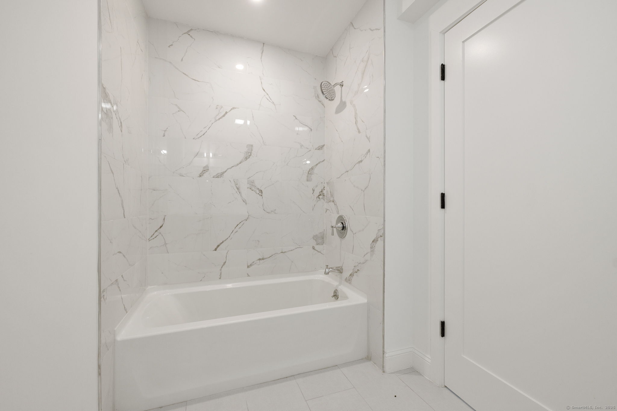 529 Danbury Road, Unit C Wilton, CT 06897 - Photo 15 of 21 a bathroom with a bathtub