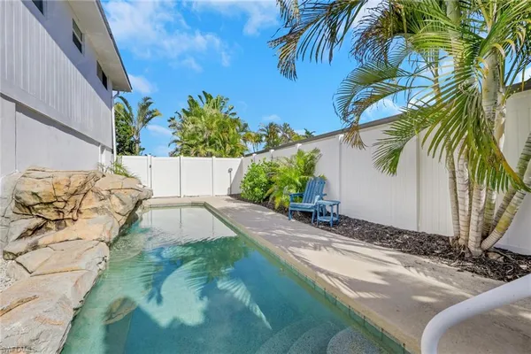 a white bath tub sitting in a backyard
